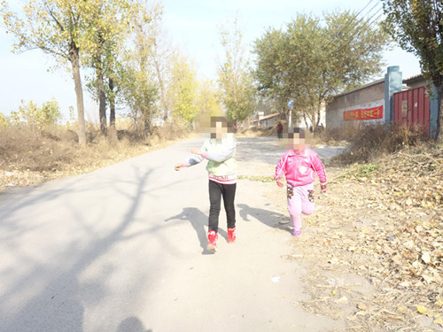DSC02200-李曉楠和祝夢(mèng)楠跑著去接社工姐姐_副本_副本_副本.jpg