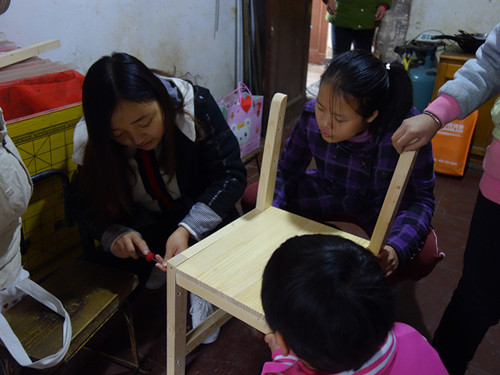DSC02226-志愿者們?cè)诎惭b桌椅_副本_副本.jpg
