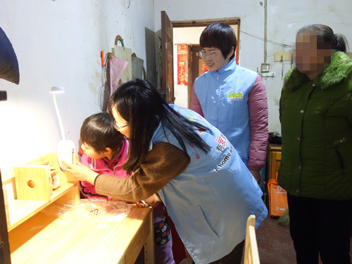 DSC02295-社工向夢(mèng)楠講解臺(tái)燈使用_副本.jpg